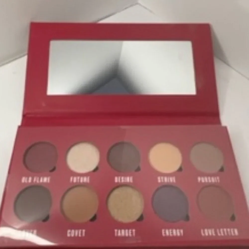 Be Passionate About Eyeshadow Palette with 4 Eye Brushes and Brush Cleaner